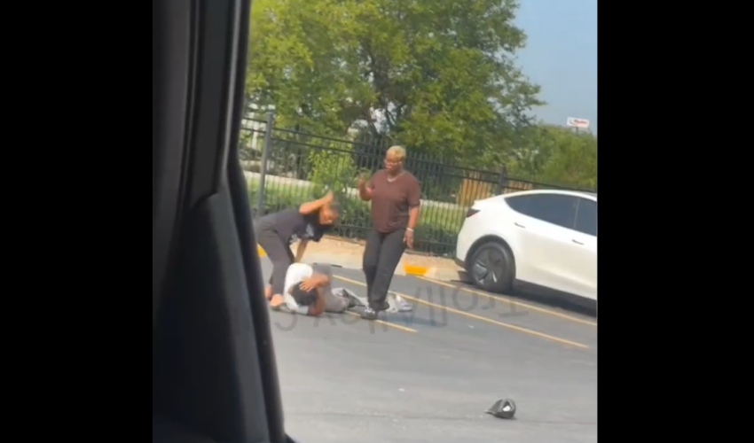 Mother Put Hands On The Girl That Her Daughter Babyfather Was Cheating With After She Claim She Knew That Her Daughter Was 8 Months Pregnant And Still Was Messing With Her Babyfather
