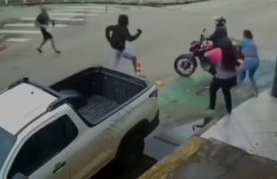Thief Gets Taken Down By The Whole Community After He Tried Rob A Woman Place Of Business