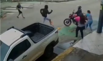 Thief Gets Taken Down By The Whole Community After He Tried Rob A Woman Place Of Business