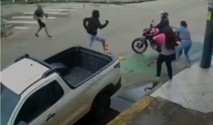 Thief Gets Taken Down By The Whole Community After He Tried Rob A Woman Place Of Business