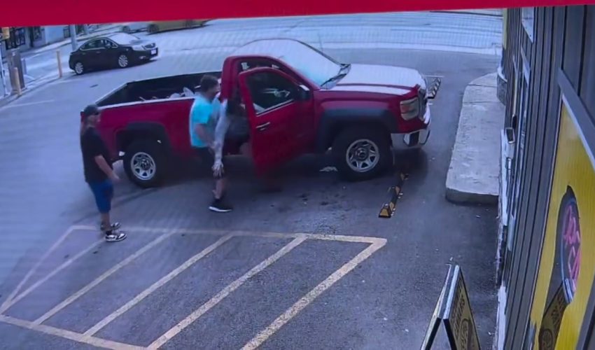 Dude Threw A Woman Out His Truck After She Still Got In His Truck After He Rejected Her Street Services