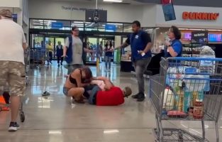 Walmart Employees Dont Get Paid Enough For This