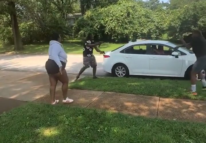 They Ran Up On The Wrong Car And Dude Got Out With Two Burners
