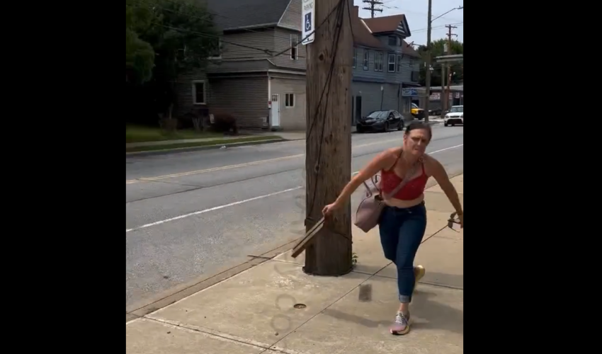 Woman Gets Mad After A Man Called Her A Prostitute In Front Of Her Daughter