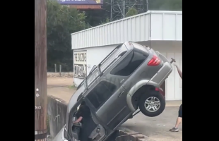 Man Tried To Save His Girlfriend That Was In The Car But It Was Too Late