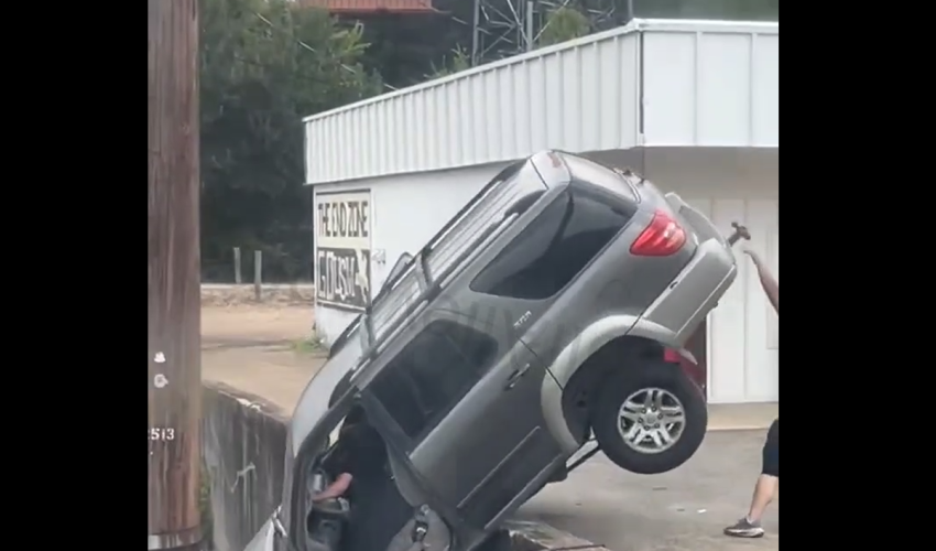 Man Tried To Save His Girlfriend That Was In The Car But It Was Too Late