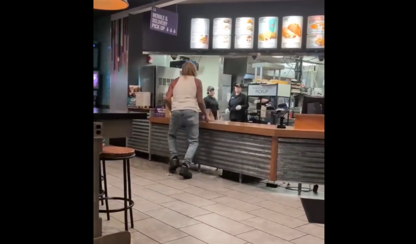 Man That Had Nothing To Lose Goes Insane On A Taco Bell Employee And Threaten To Put $2000 Dollars On Her Head For Talking Crazy To Him