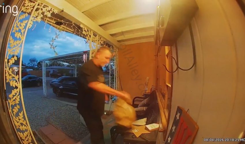 Doordasher Got Mad At A Woman After Delivering Her Food And He Kept Yelling 2 Dollars After She Only Tipped Him 2 Dollars