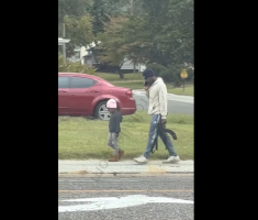 People Are Concern After Seeing A Father Walking With His Daughter While Carry A Gun