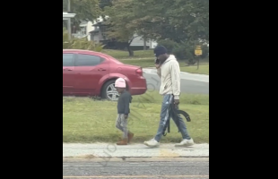 People Are Concern After Seeing A Father Walking With His Daughter While Carry A Gun