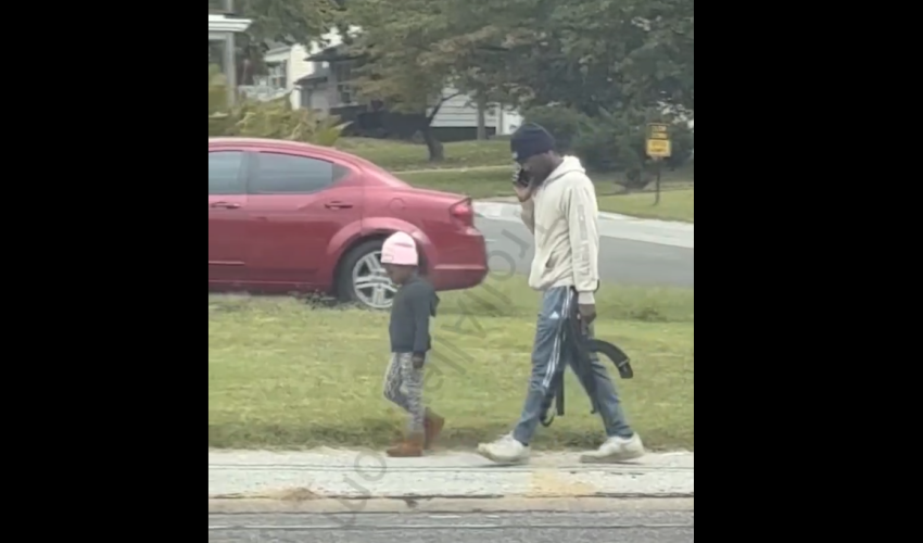People Are Concern After Seeing A Father Walking With His Daughter While Carry A Gun
