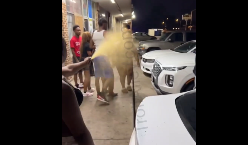 Dude Seen A Argument About To Pop Off And Instantly Sprayed Bear Mace On A Crowd And They Wasn’t Even Arguing Yet