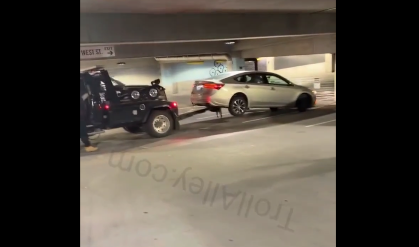 Tow Truck Tried To Take His Car For Illegally Parking Wrong And Now He Have No Car After He Tried To Escape