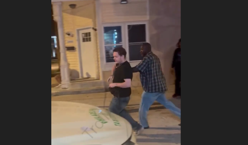 Taxi Driver Gets Poked By His Passenger That Didn’t Want To Pay For His Ride In Philly