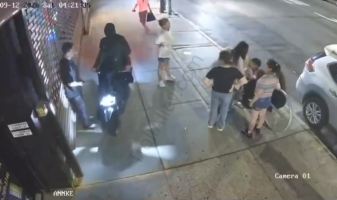 Dude Got Robbed And Nobody Helped Him But The Robbers Doubled Back And Rob Them And He Still Helped Them