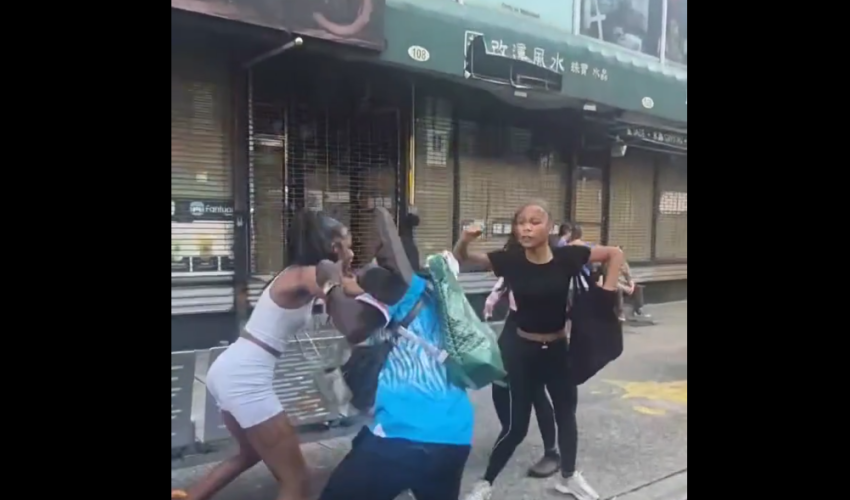 Illegal Street Vender Gets His Purses Stolen By 3 Women And Then Gets Jumped After He Put Hands On Them