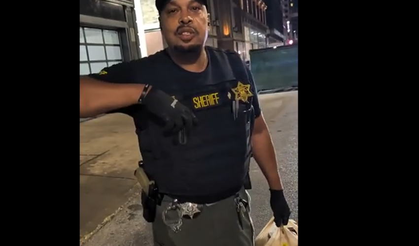 Woman Threaten A Sheriff That’s Been Harassing Her Because Her Friend Is Taking Him To Court For Sxlly Harassing Her