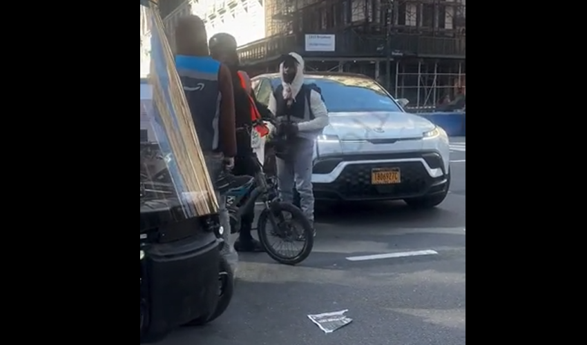 Amazon Worker Use His Bike Helmet To Protect Himself After A Man Tried To Hit Him With His Bike Helmet During A Road Rage