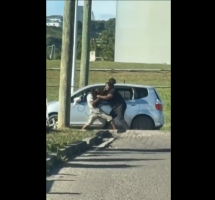 Woman Snatched A Full Hand Of Her Boyfriend Dreads Out After She Caught Him Cheating And Texting Other Girls