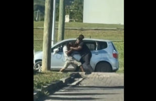 Woman Snatched A Full Hand Of Her Boyfriend Dreads Out After She Caught Him Cheating And Texting Other Girls