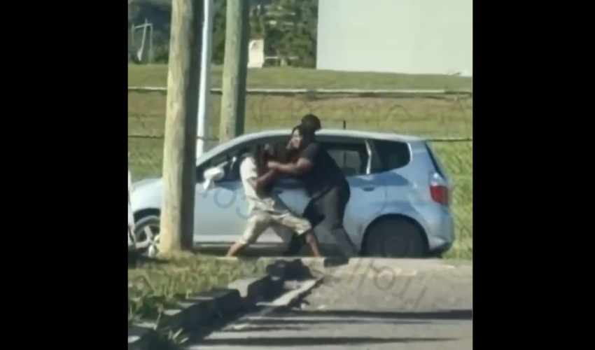 Woman Snatched A Full Hand Of Her Boyfriend Dreads Out After She Caught Him Cheating And Texting Other Girls