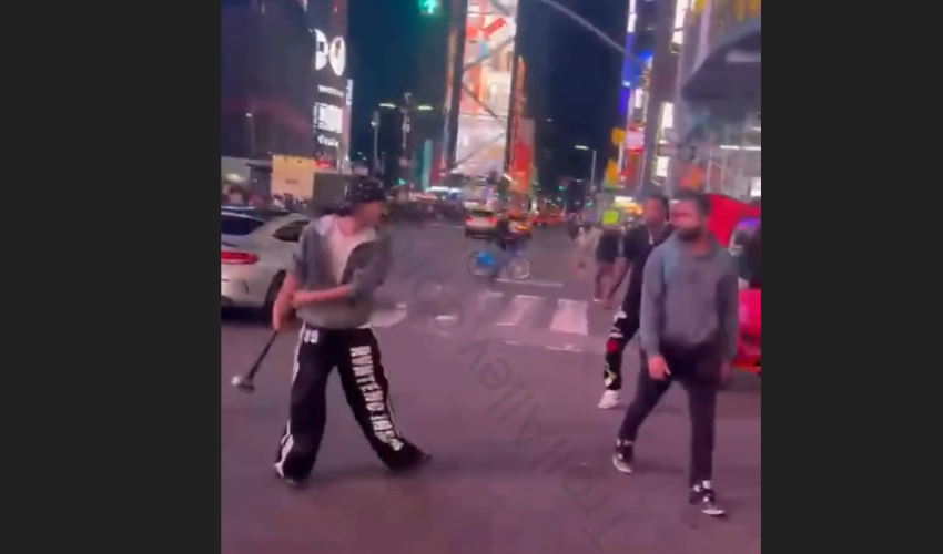 Latenight New York Drama Between Two Men On The Streets
