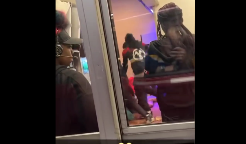 Dude Caught Employees Stomping Customer Out While Going Thru The Taco Bell Drive Thru