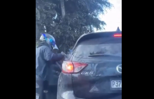 Two Men On A Motorcycle Tried Rob Somebody In Traffic