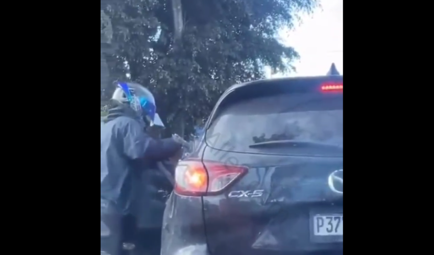 Two Men On A Motorcycle Tried Rob Somebody In Traffic